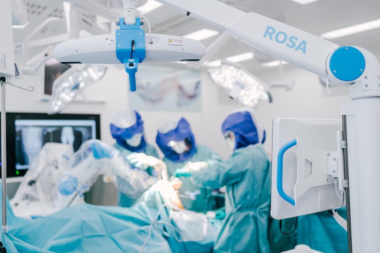 Operácia - ortopédia Bratislava v Nemocnici Bory - totálna endoprotéza kolena modernou roboticky asistovanou technológiou.