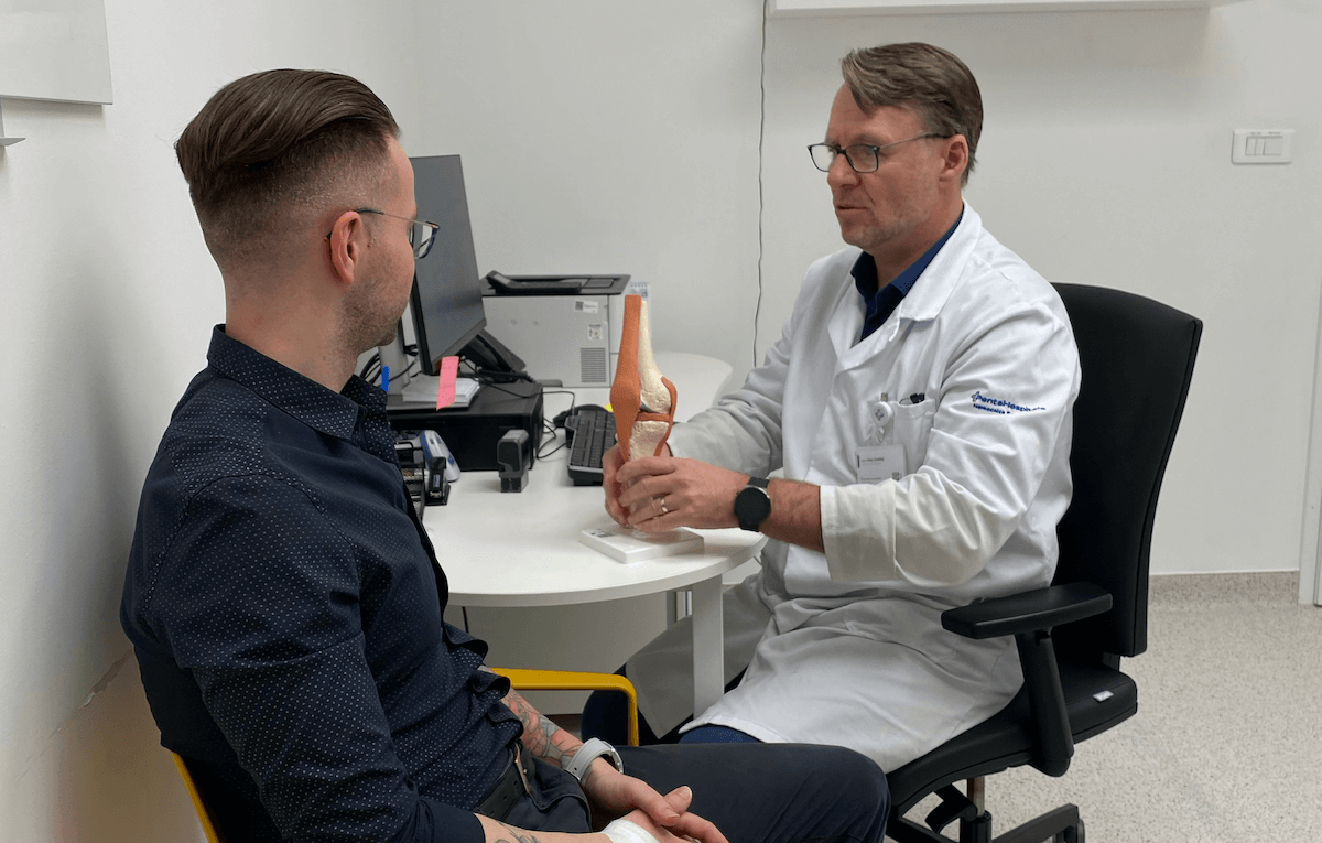 Ortopedická ambulancia v Bratislave v Nemocnici Bory. Konzultácia totálnej endoprotézy kolena.