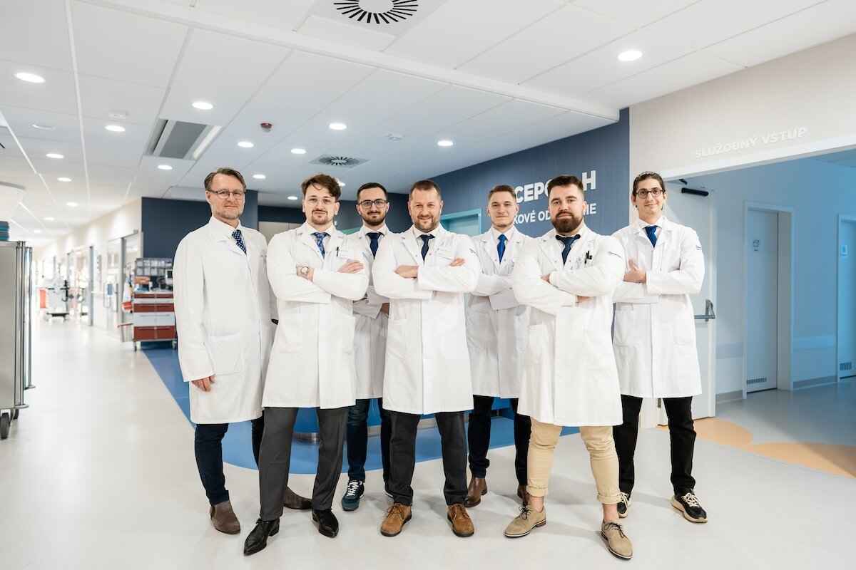 Ortopedický tím špecialistov Ortopédie Bratislava v Nemocnici Bory, ktorí realizujú totálne endoprotézy kolena alebo bedrového kĺbu, artoskopie ramena alebo kolena a miniinvazívne operácie hallux.